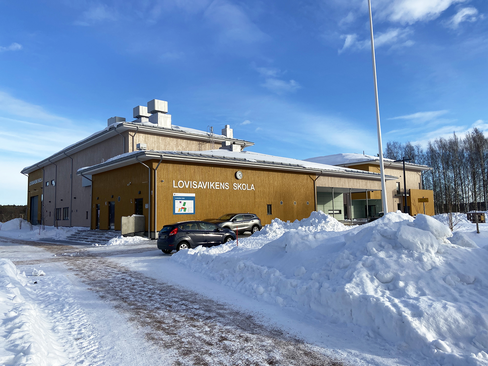 Lovisavikens skola talvisessa Loviisassa