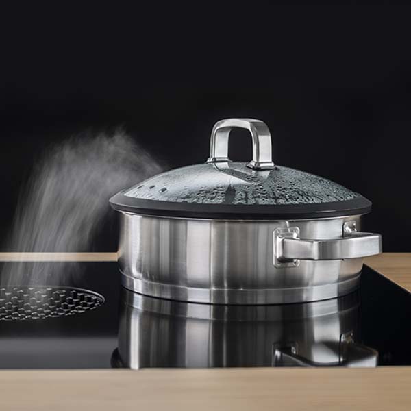 Thanks to the innovative lid of the AM Cook cookware, the rising steam can escape only at a single point and can easily be extracted...