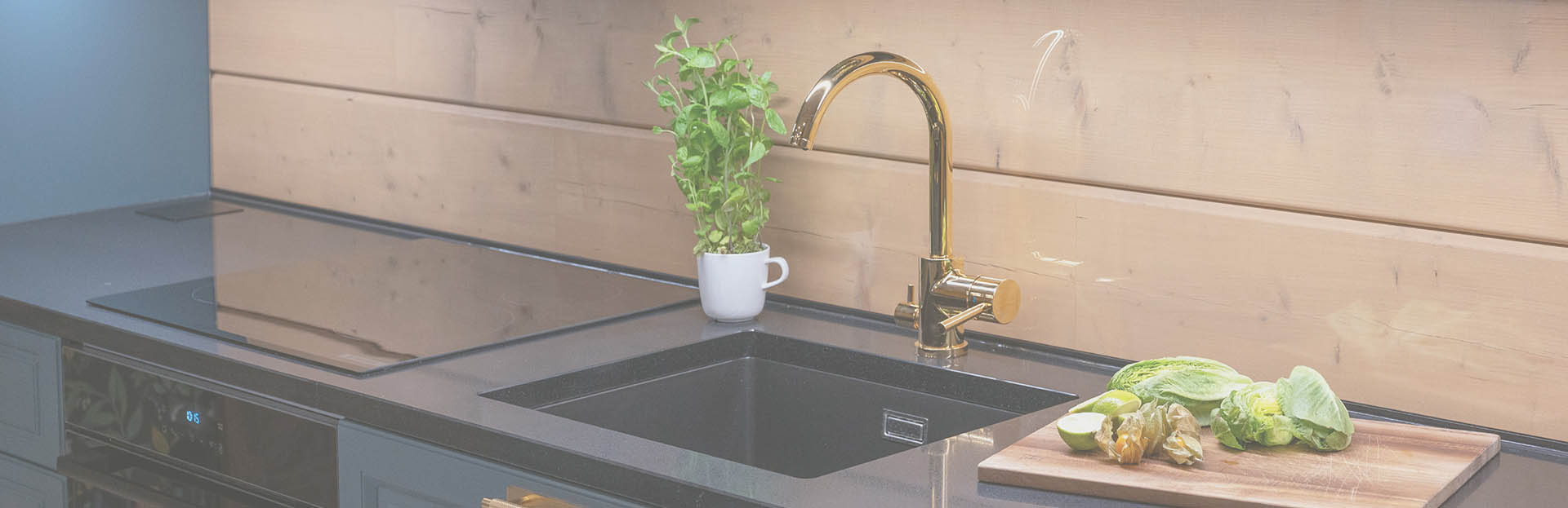 Keittiön tiskipöytä, jossa Savon allas.