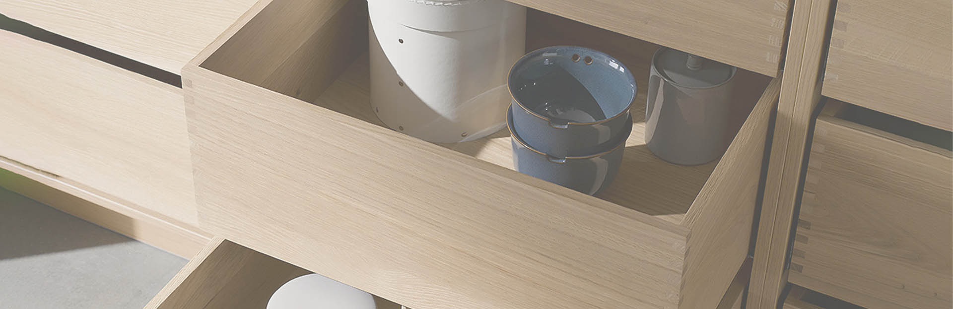 Keittiön laatikko, jossa astioita.