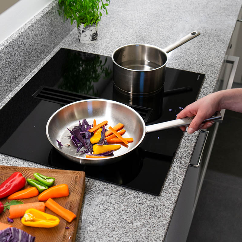 Savon tasoliesituuletin Nero ja paistinpannussa vihanneksia.