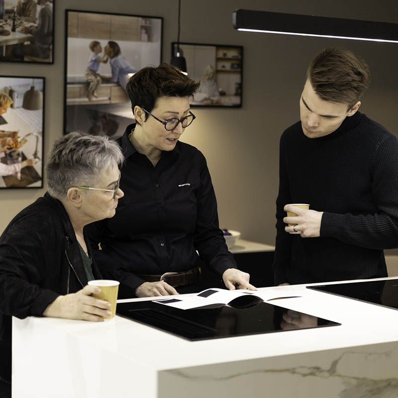 Suunnittelijat Savon näyttelytilassa.