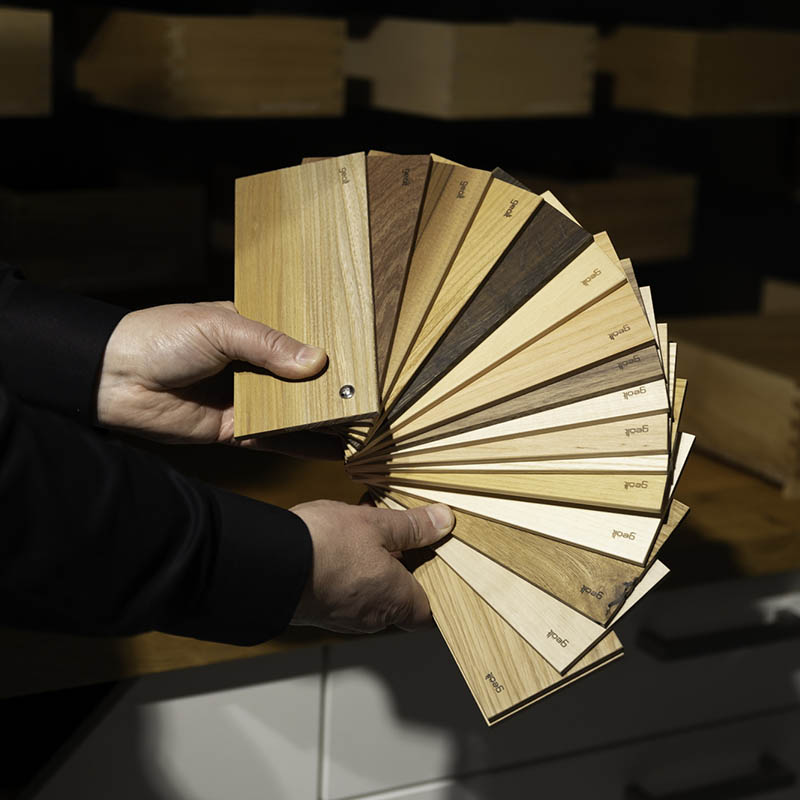 Näyteviuhka materiaalin valintaan.